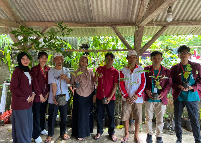 Mahasiswa Untirta Kerja Sama dengan DLHK Provinsi Banten dalam Program Penghijauan Desa