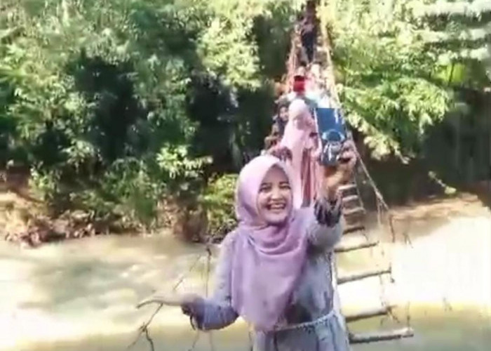 Selfie di Jembatan Gantung Saat Lebaran, Remaja di Lebak Banten Ini Tercebur ke Kali
