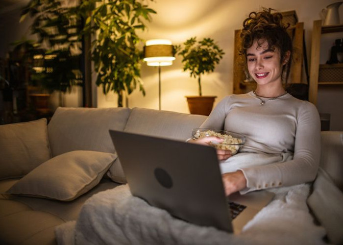 Mengapa Menonton Influencer Terasa Seperti Nongkrong dengan Sahabat Sendiri?