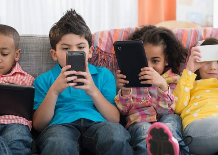 Anak Main HP 5–7 Jam Sehari? Ini Tips Orangtua Mengatur Screen Time agar Tetap Sehat