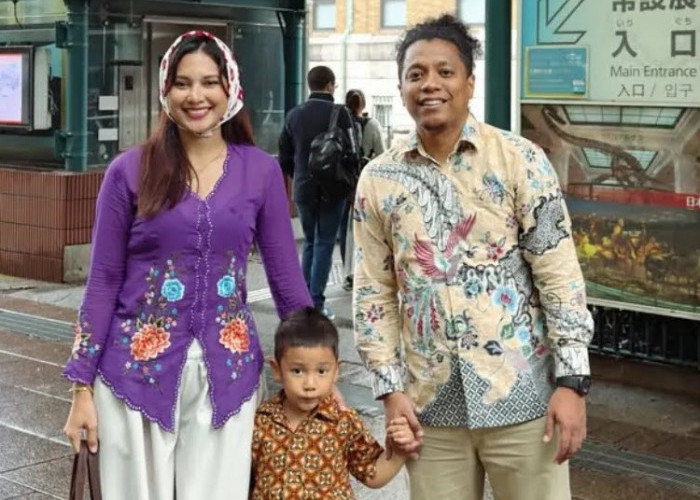 Liburan Keluarga ke Jepang, Arie Kriting dan Indah Permatasari Pilih Kenakan Batik-Kebaya Saat Jelajahi Museum