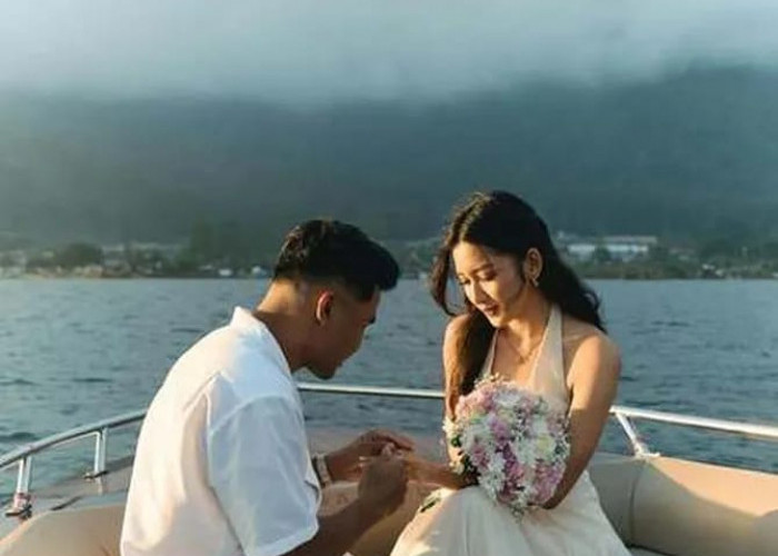 Asnawi Mangkualam Lamar Yuriska Patricia di Bali, Berlutut Romantis di Atas Kapal