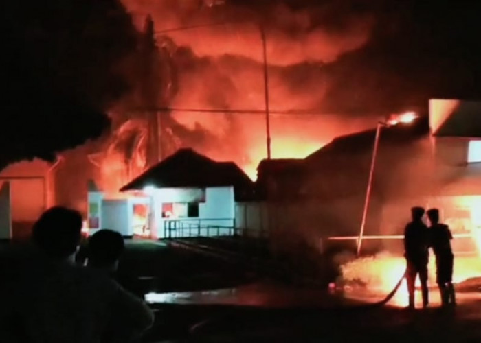 Tadi Malam Kebakaran Besar Melanda Pabrik Mebel di Jawilan Kabupaten Serang
