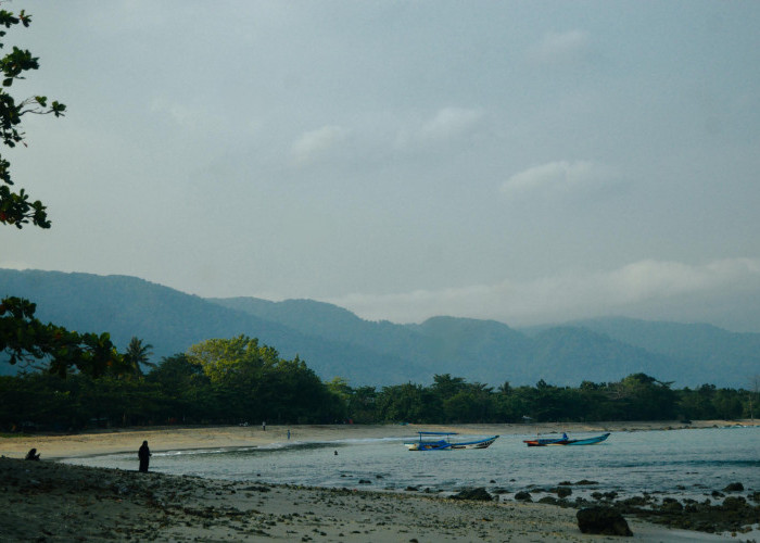 Pantai Daplangu, Wisata Murah Meriah dengan Panorama Laut dan latar Gunung Honje