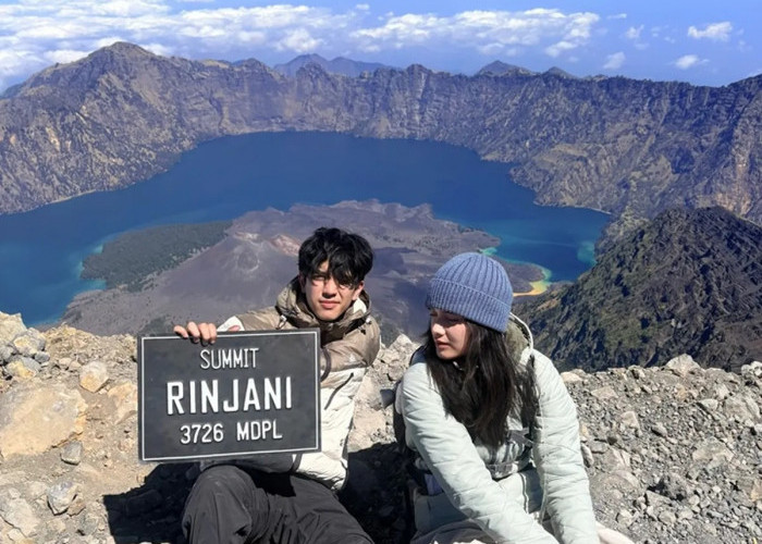 Potret Callista Arum dan Abun Sungkar Mendaki Gunung Rinjani 3726 MDPL