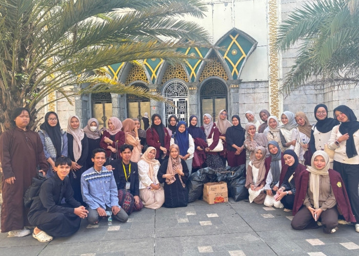 Relawan Kumpulkan 30 Kg Sampah dalam Aksi Clean Up di Masjid Agung Cilegon
