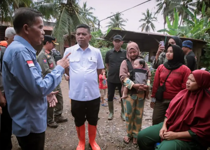 Kunjungan ke Sumbar, Gubernur Banten Andra Soni Salurkan Bantuan untuk Korban Bencana