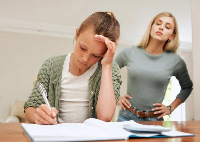 Terlalu Overprotektif? Kenali Bahaya Helicopter Parenting pada Tumbuh Kembang Anak