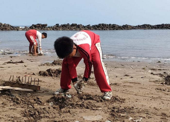 Kejar Mimpi Tangsel Angkut 1.000 Kilogram Sampah di Pantai Caringin