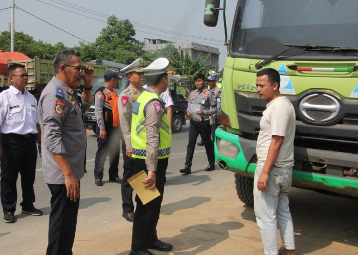 Ditlantas Polda Banten Tegur Sopir Truk yang Parkir Sembarangan