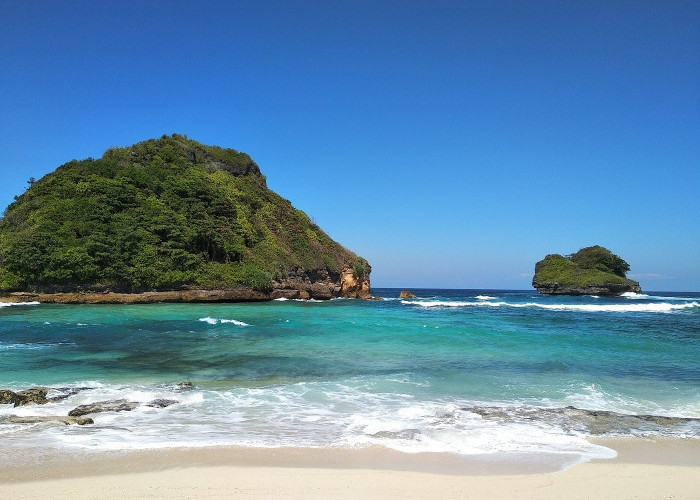 Empat Destinasi Pantai di Wisata Malang yang Bisa Bikin Kamu Takjub