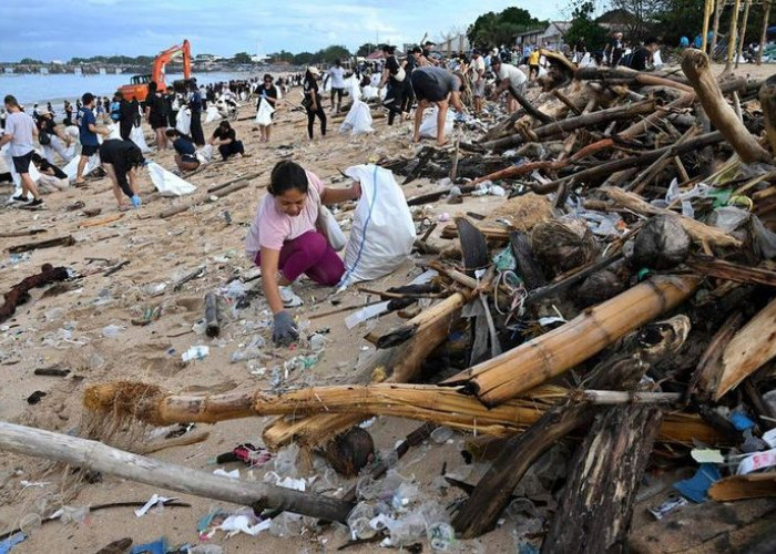 TNI dan Pelajar Bersihkan Pantai Kuta Usai Prabowo Sentil Masalah Sampah di Bali