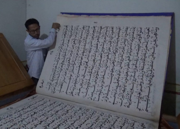 Al Quran Berukuran Jumbo Ada di Cilegon, Ditulis Tangan 32 Tahun Lalu 