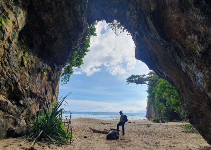 Keindahan Pantai Goa Langir Sawarna, Dikatakan Sebagai Nusa Peninda Pulau Jawa