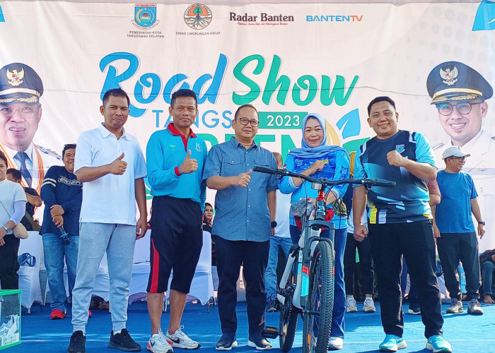 Roadshow Green and Clean Tangsel 2023, Ratusan Warga Senam Pagi di Lapangan Cilenggang