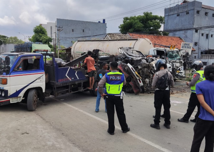 Truk Pasir Adu Kebo dengan Truk Semen di Jalan Raya Serang - Cilegon, Satu Tewas 