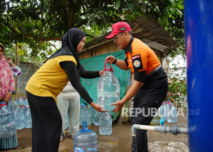 Bantu Warga Terdampak Kekeringan di Tangsel, BAZNAS Salurkan 16.000 Liter Air Bersih dan Paket Logistik