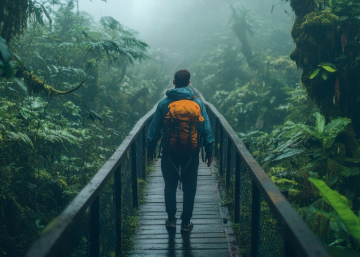 Perlengkapan Wajib Kamu Bawa Saat Trekking, Sedia Payung Sebelum Hujan