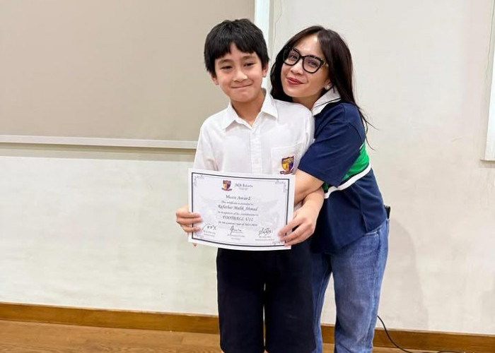 Bikin Bangga Orang Tua, Rafathar Terima Penghargaan Bidang Sepak Bola dari Sekolah