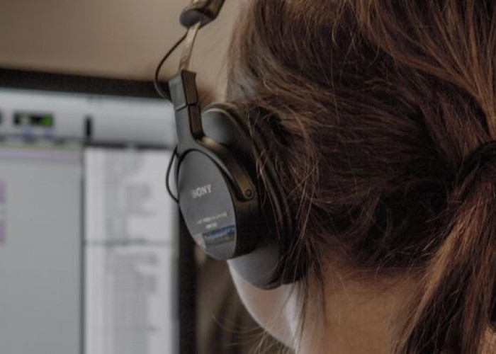 Sering Pakai Headphone, Gen Z Nggak Sadar Lagi Diintai Bahaya Kesepian