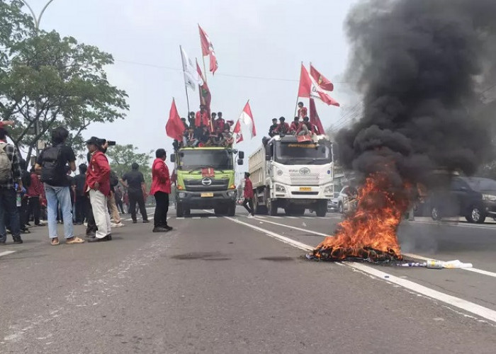 Peringatan HUT ke-26 Banten Diwarnai Unjuk Rasa Mahasiswa di Gedung DPRD