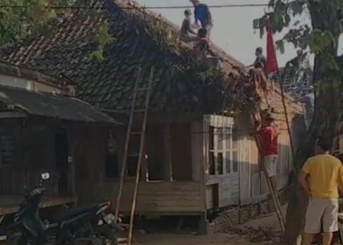 Warga Bongkar Rumah Mantan Kades di Ciomas, Ini Penyebabnya