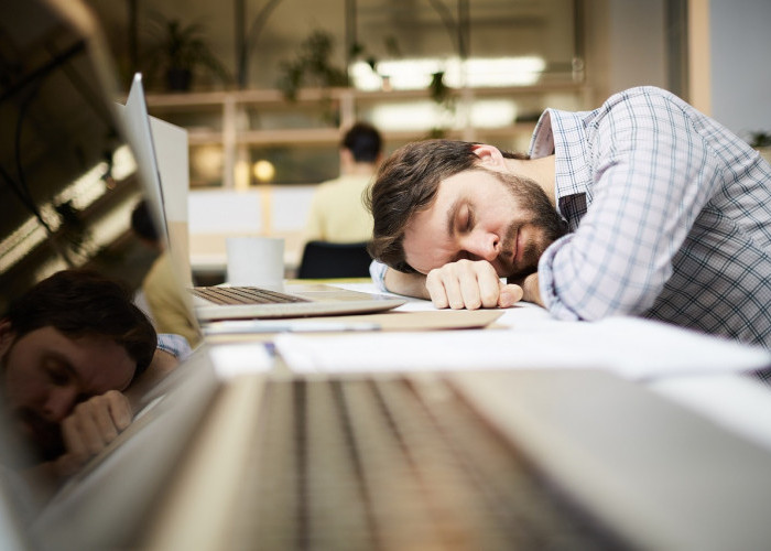 5 Tanda Seseorang Kelelahan Saat di Tempat Kerja, Ternyata Begini