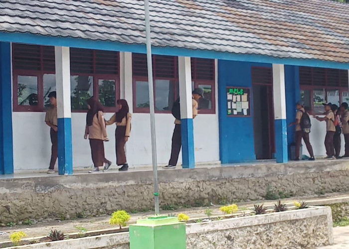 Miris, Tak Punya Ruang Kelas, Siswa SMK Negeri di Pandeglang Ini Terpaksa Numpang di Dua SMP dan Ruko