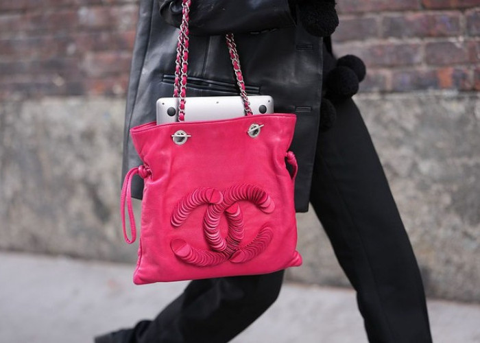 Trik Pakai Tote Bag dengan Logo Mencolok agar Tetap Stylish dan Tak Berlebihan