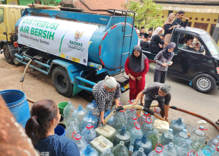 Bantu Warga Terdampak Kekeringan, Dema UIN Banten dan Baznas Distribusikan Air Bersih ke Desa Koranji