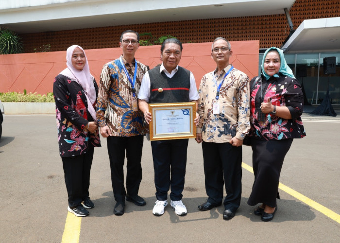 Tingkatkan Kapasitas Pemuda di Banten, Pj Gubernur Banten Al Muktabar Terima Penghargaan