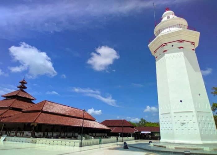 Wisata Religi Banten: Masjid Tua, Makam Sultan, dan Oleh-oleh Khas Banten