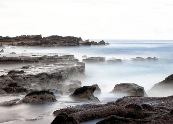 Bosen Kerja Terus? Yuk Jalan-jalan ke Pantai Wisata Pandeglang Ini 