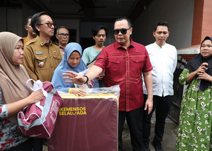 Pecah Tangis, Wali Kota Serang Berikan Bantuan ke Korban Kebakaran