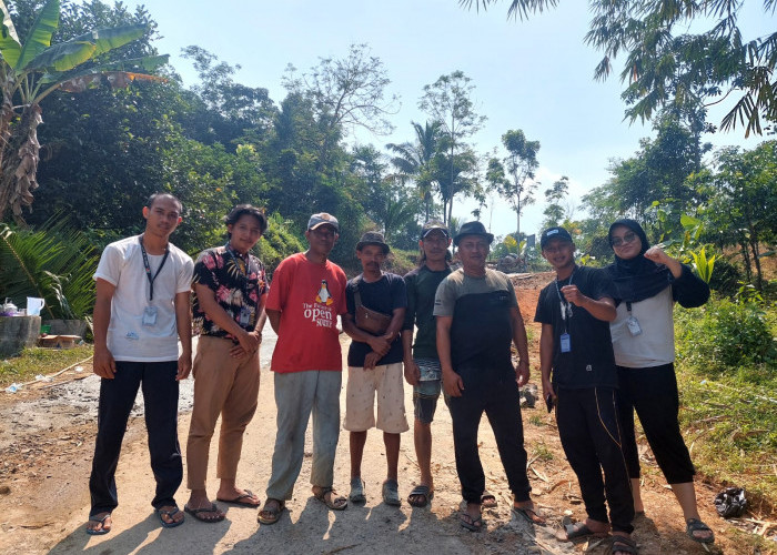 Mahasiswa KKN Kelompok 50 UIN Banten Bantu Warga Desa Margamulya, Lebak, Banten Perbaiki Jalan Rusak