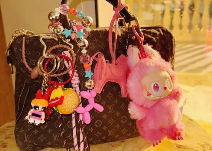 Bag Charm Makin Ramai, Cara Gen Z Bikin Tas Jadi Cermin Diri