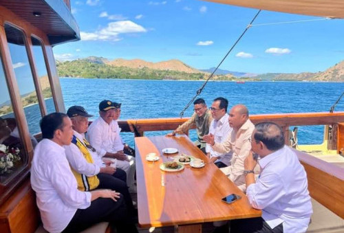 Menuju Taman Nasional Komodo, Jokowi dan Para Menteri Ngobrol Santai di Atas Kapal Pinisi