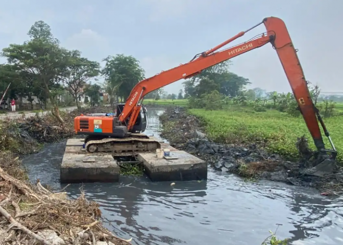 Upaya Cegah Banjir, Warga Kibin Kompak Normalisasi Sungai Cikambuy