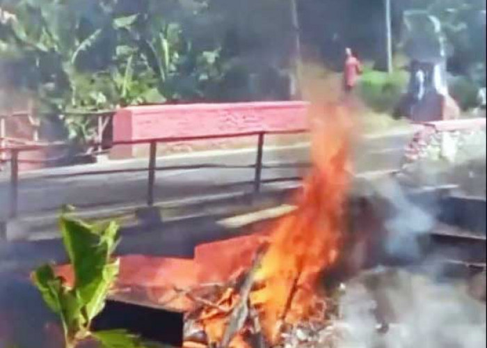 Viral, Video Bakar Sampah di Bawah Jembatan, Netizen: Simulasi Jembatan Shirathal Mustaqim