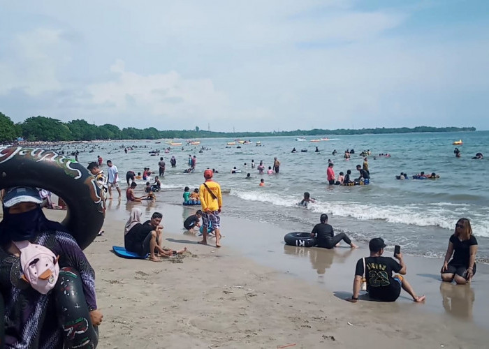 Pantai Carita Jadi Primadona Wisatawan di Pandeglang