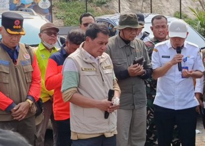 9 Hari Tak Kunjung Padam, Petugas Doa Bersama di TPA Jatiwaringin