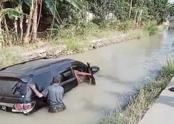 Gara-gara Ngantuk, Toyota Fortuner Nyebur ke Irigasi