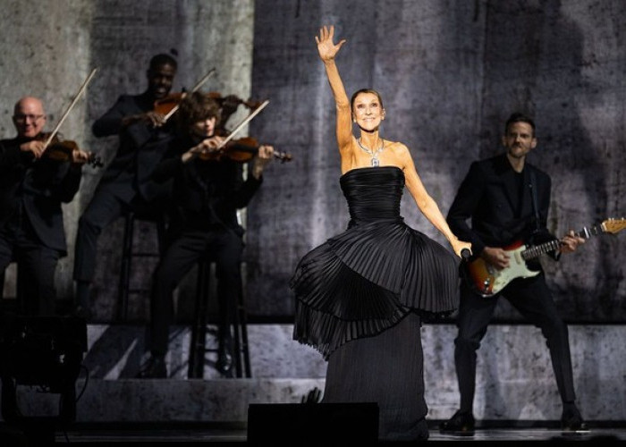 Parade Busana Mewah Celine Dion dalam Konser Comeback di Paris