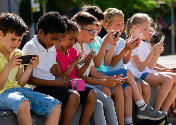 Nongkrong Tapi Malah Sibuk Main Hp Sendiri Fenomena Phubbing yang Mengancam Interkasi Sosial