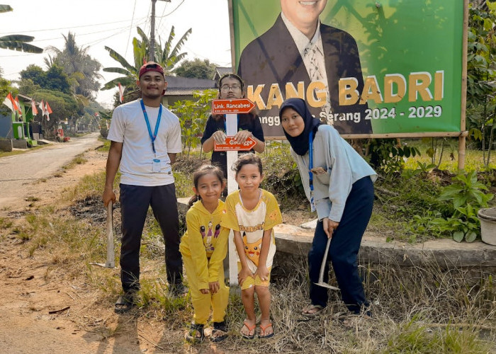 Permudah Petunjuk Arah, Mahasiswa UNIBA Buatkan Plang Jalan di WIlayah Desa Cigoong