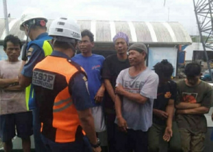 Dihantam Gelombang, Kapal Nelayan Banten Tenggelam, 10 Nelayan Diselamatkan ke Belitung 