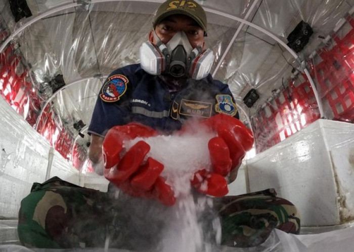 Penerapan Kombinasi Dry Ice dan NaCl Efektif Picu Hujan di Wilayah Terdampak Karhutla