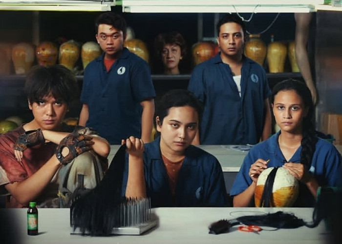 “Monster Pabrik Rambut” Rilis Poster Resmi, Teror Lembur dan Misteri Kematian Siap Hantui Bioskop