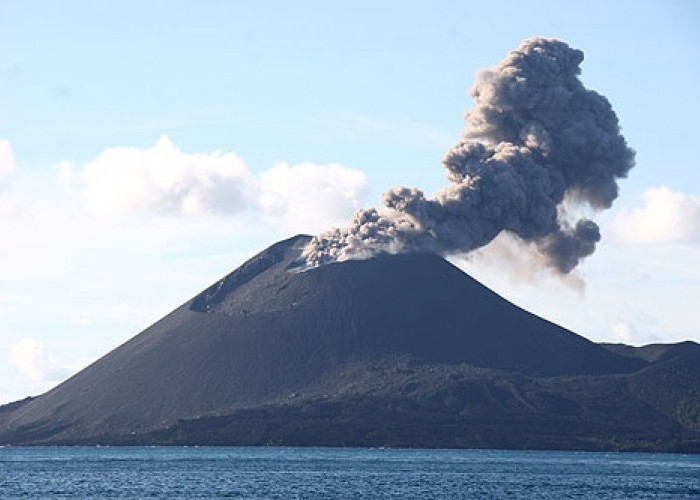 Dari Dasar Laut hingga Jadi Gunung Aktif, Begini Perjalanan Anak Krakatau