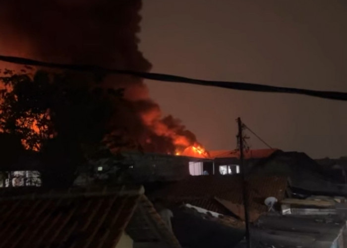 Kobaran Api Melanda Pabik Karet di Cipondoh, Puluhan Armada Damkar Dikerahkan 